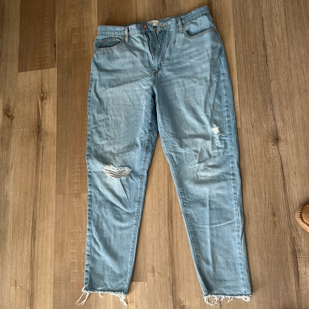 Universal Thread distressed boyfriend jean - size 10/30R